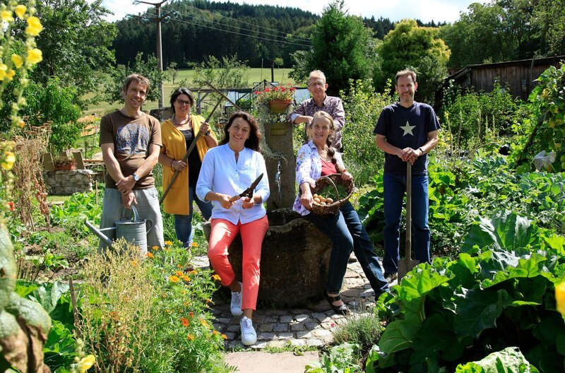 Die Landfrauen und Hobbygärtner der 3. Staffel MEIN LECKERER GARTEN sind (v. l. n. r.) : Marcus Quint, Maren Bornheimer-Schwalbach, Beate Vollmayer, Johannes Orzechowski, Rita Vitt und Christophe Gentil. – Bild: SWR/​megaherz