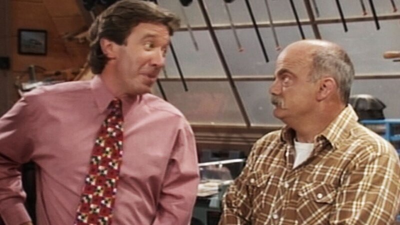 Tim (Tim Allen, l.) kann sich selbst nicht mehr verstehen und wendet sich Hilfe suchend an Nachbar Wilson (Earl Hindman). – Bild: RTL