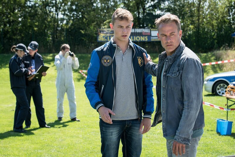 Sascha Bellhoff (Dennis Mojen, l.) hat seinen ermordeten Vater entdeckt. Jan Maybach (Marco Girnth, r.) versucht den Jungen zu beruhigen. – Bild: ZDF/​Uwe Frauendorf