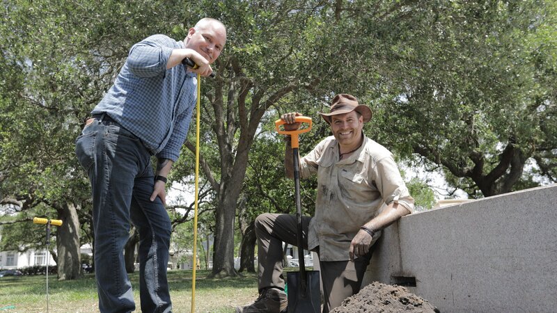 Josh and Coy Lothrop dig for treasure at White Point Gardens in Charleston, South Carolina. – Bild: Discovery Communications, LLC