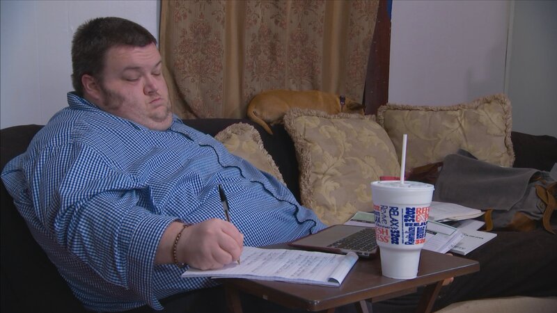 Nathan working from home on couch. – Bild: Discovery Communications, LLC