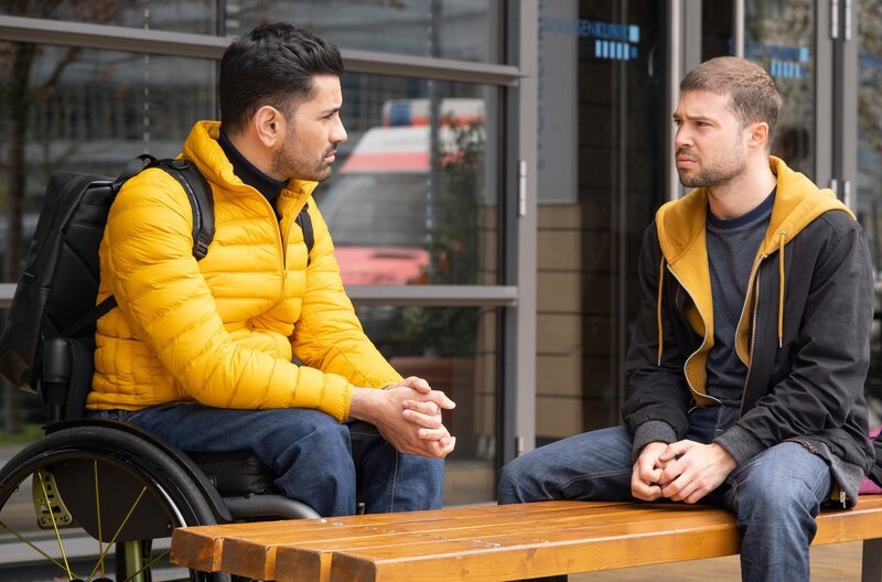 Philipp Brentano (Thomas Koch, li.) und Kai Hoffmann (Julian Weigend, re.) werden auf ihrer morgendlichen Joggingrunde fast von einem Auto überfahren. – Bild: MDR/​Sebastian Kiss