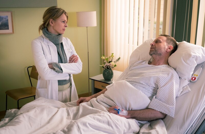 Dr. Ina Schulte (Isabell Gerschke) und Dr. Philipp Brentano (Thomas Koch) haben gerade erfahren, dass Sarah Marquardt und Philipps Frau Arzu mit einer Hochschwangeren im Fahrstuhl stecken geblieben sind. – Bild: MDR/​Saxonia Media/​Rudolf Wernicke