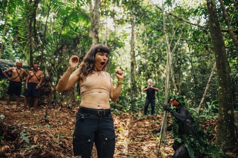 Eva unterzieht sich einem Matis-Ritual zur Vorbereitung auf ihre Herausforderung im Amazonas-Regenwald. – Bild: NGC NETWORK US, LLC. /​ Josh Monie