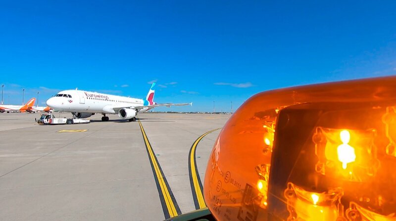 Flugzeug-Schlepp am BER (Szene aus dem Dokutainment-Format des rbb, 100% Berlin). – Bild: rbb/​Andreas Graf