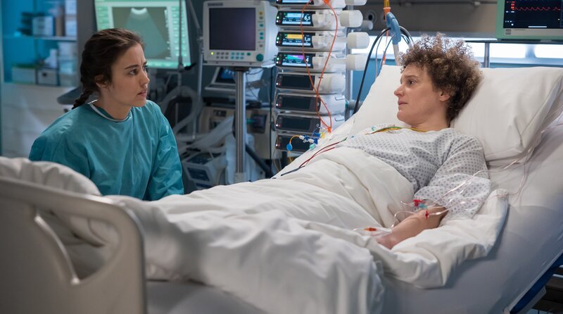 Dr. Ina Schulte (Isabell Gerschke) und Dr. Philipp Brentano (Thomas Koch) haben gerade erfahren, dass Sarah Marquardt und Philipps Frau Arzu mit einer Hochschwangeren im Fahrstuhl stecken geblieben sind. – Bild: MDR/​Saxonia Media/​Rudolf Wernicke