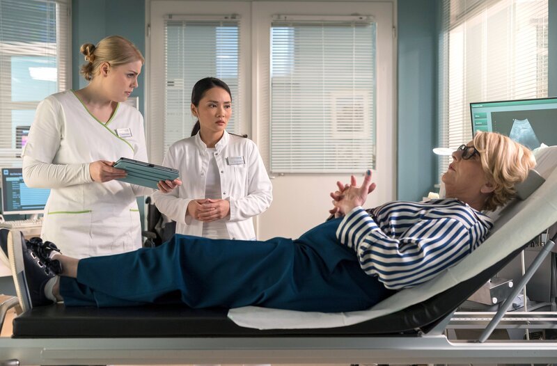 Dr. Ina Schulte (Isabell Gerschke) und Dr. Philipp Brentano (Thomas Koch) haben gerade erfahren, dass Sarah Marquardt und Philipps Frau Arzu mit einer Hochschwangeren im Fahrstuhl stecken geblieben sind. – Bild: MDR/​Saxonia Media/​Rudolf Wernicke