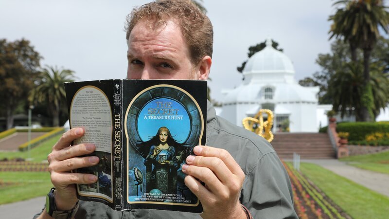 Josh Gates reads „The Secret“ in the hopes of finding treasure. – Bild: Discovery Communications, LLC