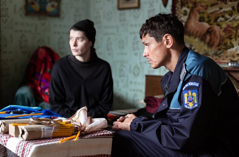 Kann sich Ilie (Iulian Postelnicu) von Cristina (Crina Semciuc) mehr erhoffen? – Bild: MDR/​Tangaj Production