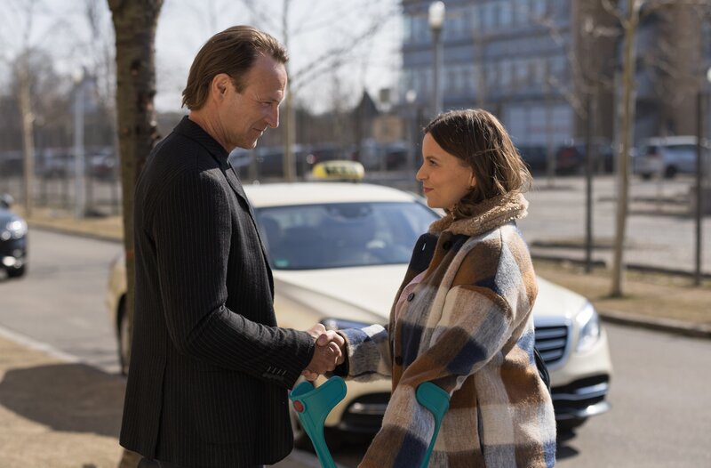 Dr. Martin Stein (Bernhard Bettermann) verabschiedet sich von seiner Patientin Nina Minou (Franziska Benz). – Bild: MDR/​Rudolf Wernicke