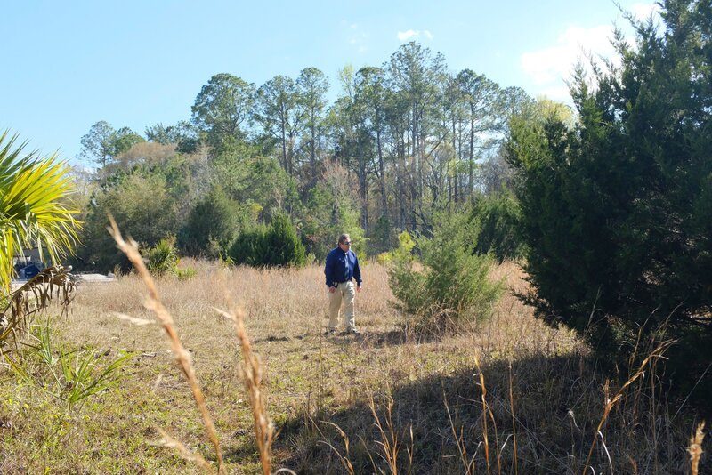 Ein Detektiv geht in der Natur spazieren. – Bild: aephoto / Crime + Investigation / A+E Networks Ein Detektiv geht in der Natur spazieren. – Bild: aephoto / Crime + Investigation / A+E Networks