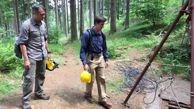 L-R: Rob Nelson and Stefan Burns examine an entrance to one of the Project Riese tunnels in Poland. They will rappel in through a ventilation shaft to enter the tunnels in the Włodarz complex. – Bild: Discovery Communications