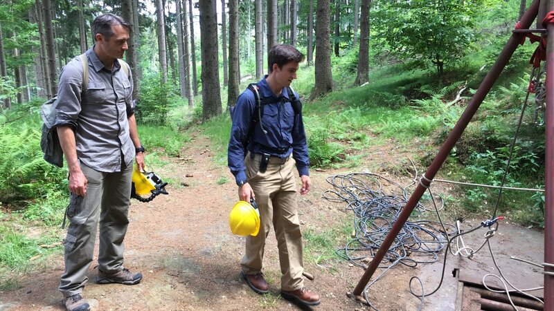 L-R: Rob Nelson and Stefan Burns examine an entrance to one of the Project Riese tunnels in Poland. They will rappel in through a ventilation shaft to enter the tunnels in the Włodarz complex. – Bild: Discovery Communications