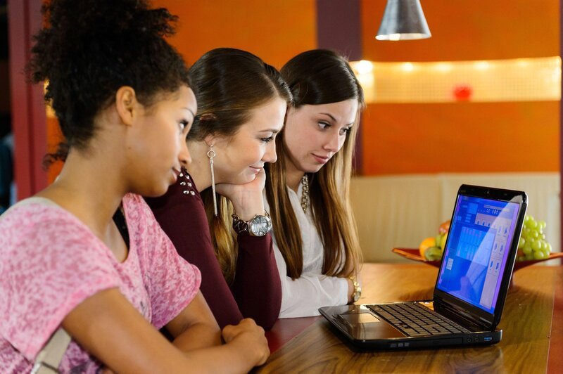 Letizia (Jennifer Dessin-Brasching, l.), Katja (Anna-Katharina Samsel, M.) und Melanie (Anna-Katharina Fecher) hören Lukas’ Liebesbotschaft für Julia und sind sich sicher, dass Julia von dieser romantischen Geste sehr berührt sein wird. – Bild: RTL