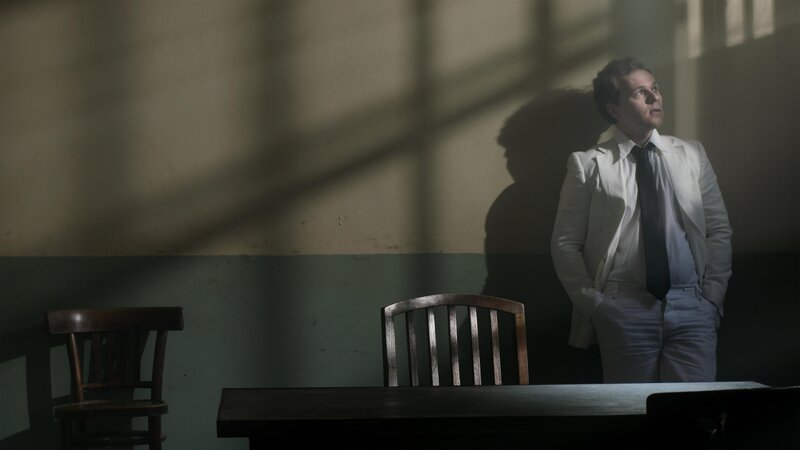 Robert Irwin (Mark Lavery) – Bild: RTL /​ Curiosity Stream /​ Das Modell und der Wahnsinnige