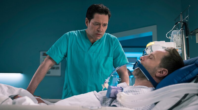 Dr. Ina Schulte (Isabell Gerschke) und Dr. Philipp Brentano (Thomas Koch) haben gerade erfahren, dass Sarah Marquardt und Philipps Frau Arzu mit einer Hochschwangeren im Fahrstuhl stecken geblieben sind. – Bild: MDR/​Saxonia Media/​Rudolf Wernicke