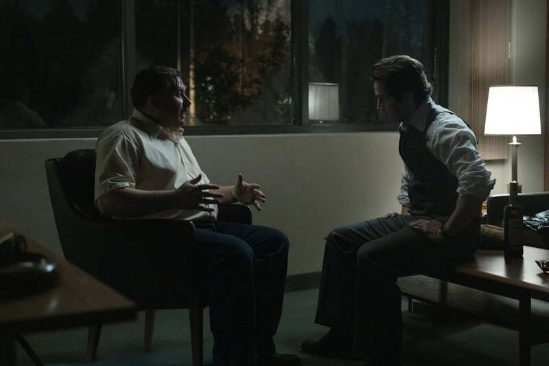 DEVIL IN DISGUISE: JOHN WAYNE GACY -- Episode 106 -- Pictured: (l-r) Michael Chernus as John Wayne Gacy, Michael Angarano as Sam Amirante – Bild: Brooke Palmer/​PEACOCK /​ UNIVERSAL /​ Peacock TV LLC