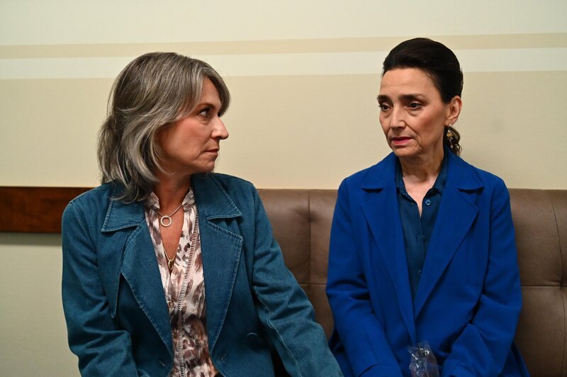 Simone (Tatjana Clasing, r.) wird in ihrer Angst von Daniela (Berrit Arnold) aufgefangen. – Bild: RTL /​ Julia Feldhagen /​ Die größte Angst