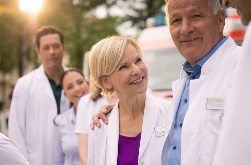 Dr. Ina Schulte (Isabell Gerschke) und Dr. Philipp Brentano (Thomas Koch) haben gerade erfahren, dass Sarah Marquardt und Philipps Frau Arzu mit einer Hochschwangeren im Fahrstuhl stecken geblieben sind. – Bild: MDR/​Saxonia Media/​Rudolf Wernicke