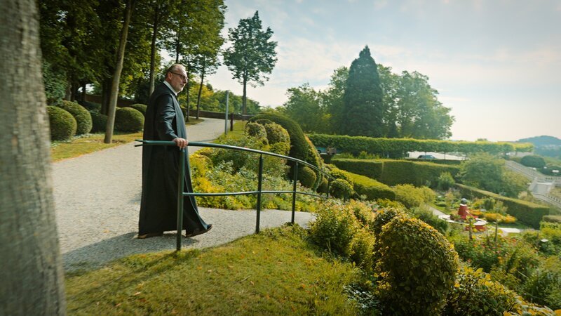 Pater Stephan Holpfer beim Spaziergang im Stiftpark von Stift Melk. – Bild: ORF/​Metafilm GmbH