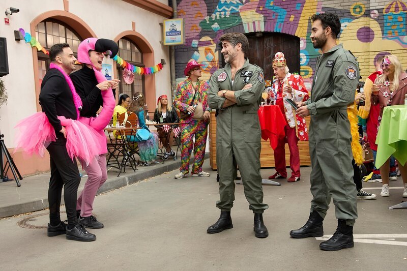 Baris’ (Metehan Demiröz, r.) Partystimmung wird durch die Erinnerung an Cecilia getrübt. Von links: Easy (Lars Steinhöfel), Ringo (Timothy Boldt), Ferhat (Harun Yildirim). – Bild: RTL /​ Kai Schulz /​ Folgenreiches Familienglück