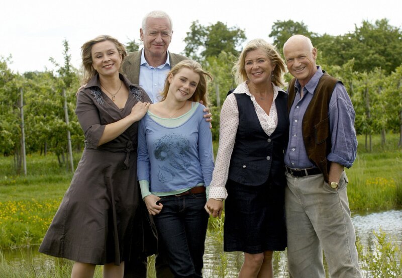 Anna (Jutta Speidel, 2.v.re.) hat ihrem Mann Christian (Dietrich Hollinderbäumer, re.) viele Jahre etwas verheimlicht. Zu diesem Geheimnis gehört ihr kurzes Verhältnis mit Christians Erzkonkurrenten Johann Quast (Peter Bongartz) und die Folge dieser Beziehung: ihre Tochter Ines (Susanne Schäfer, li.) und ihre Enkeltochter Cosima (Anna Hausburg). – Bild: ARD Degeto/​ARD Degeto/​Sandra Hoever