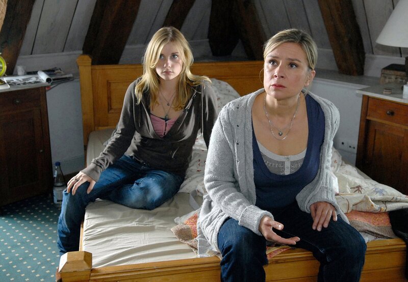 Anna versucht, bei einem Streit zwischen ihrer Tochter Ines (Susanne Schäfer) und deren Tochter Jo (Anna Hausburg) zu vermitteln. – Bild: ZDF und ARD Degeto/​Susanne Dittmann