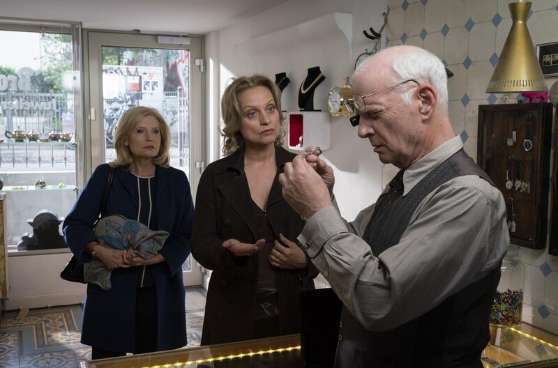 Isa von Brede (Sabine Postel, l.) hilft dem befreundeten Uhrmacher Jannik Brodersen (Peter Meinhardt, r.). Seine Kundin Gerda Sahling (Catherine Flemming, M.) beschuldigt ihn, ein Schmuckstück, das sie ihm zur Reinigung anvertraut hat, durch eine billige Imitation ersetzt zu haben. – Bild: Sat.1 emotions