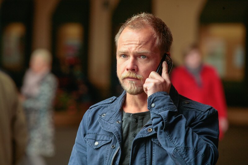 Micha Oberländer (Matthias Koeberlin), Micha wartet auf den Zug – Bild: ORF 2