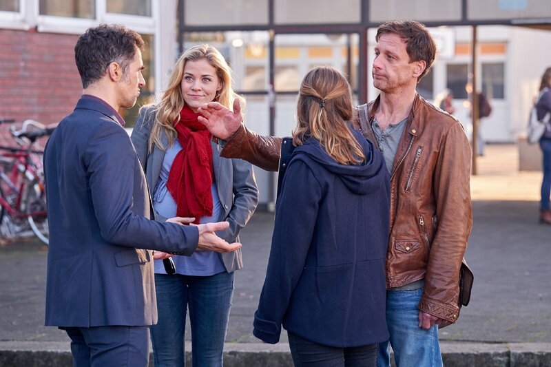 Als Michael (Gabriel Merz, l.) auf Geschäftsreise muss, kommt seine Tochter Klara (Sofie Eifertinger, 2.v.r.) bei Karin (Jessica Ginkel) und Stefan (Hendrik Duryn) unter. – Bild: MG RTL D /​ Frank Dicks