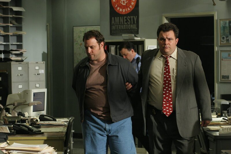 Von einem Mithäftling hat James Hogan (Silas Weir Mitchell) erfahren, dass sein Onkel Joe 1985 offenbar doch nicht Opfer eines Raubmordes war … – Bild: Warner Bros. Television