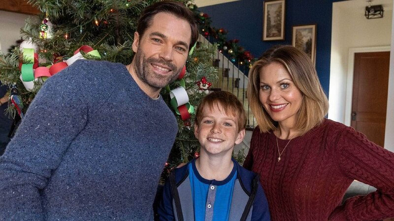 Lauren (Candace Cameron Bure) verbringt die Weihnachtsfeiertage mit Travis (Tim Rozon) und seinem Pflegesohn Dylan (Jesse Filkow). – Bild: SUPER RTL