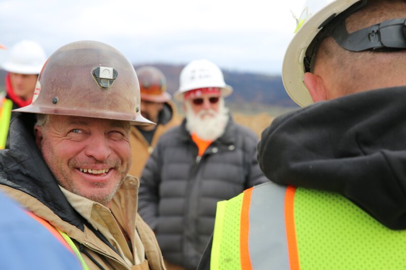 Freddy Dodge smiling with Jack Hoffman in the background. – Bild: Discovery Communications, Inc.