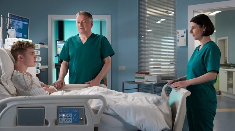 Überraschend taucht Bürgermeisterkandidatin Antonia Meiler (Muriel Baumeister, re.) bei Sarah Marquardt (Alexa Maria Surholt, li.) in der Sachsenklinik auf und bittet diese um Hilfe. – Bild: MDR/​Rudolf Wernicke