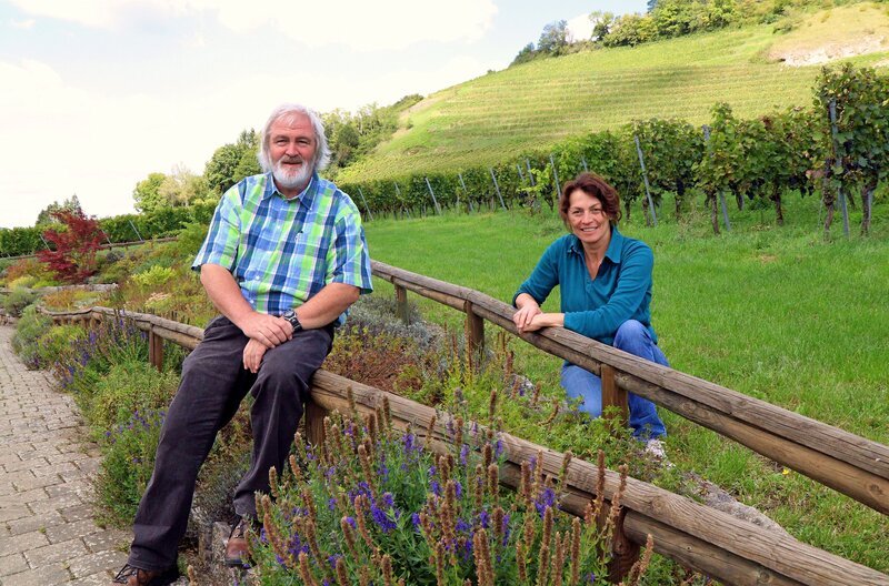 SWR Gartenexperte Dr. Michael Ernst (li), Leiter der Staatsschule für Gartenbau in Stuttgart, zu Besuch bei Beate Vollmayer (re). – Bild: SWR/​megaherz