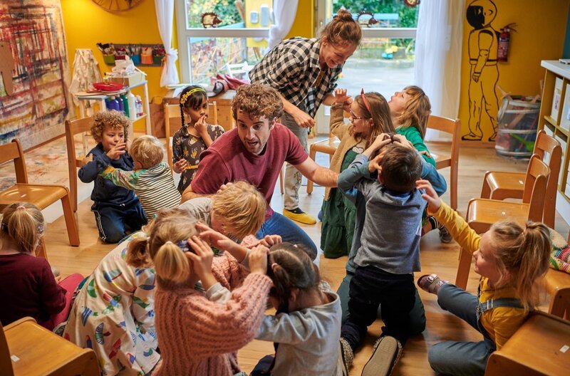 Freddy (Oliver Wnuk) und seine Kollegin Lara (Franziska Wulf) haben viel Spaß mit ihrer Kindergartengruppe. – Bild: ARD Degeto /​ Reiner Bajo
