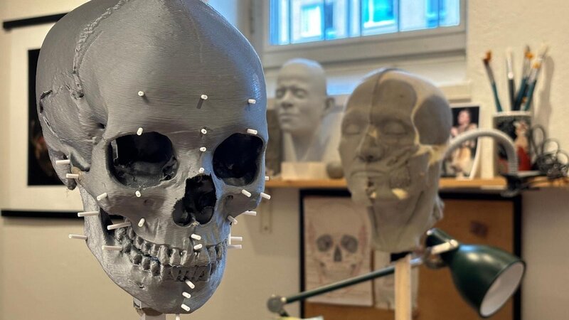 Das Atelier des Bildhauers Oscar Nilsson während der Anfertigung einer Gesichtsrekonstruktion des geheimnisvollen, 350 Jahre alten Vampir-Skeletts, das im ländlichen Polen gefunden wurde. – Bild: RTL /​ Caravan Media Ltd.