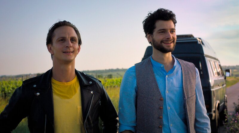 „Walking on Sunshine“, „(11).“ Komisch! Eigentlich sollten die Karten neu gemischt sein für Tilia Konstantin und ihren ehemaligen Praktikanten und jetztigen Start-Up-Unternehmer Lukas Jaric. Doch als beinharte Konkurrenten kämpfen beide mit ihrer jeweiligen Wetterkanälen ums Überleben. Schnell wird unmissverständlich klar, dass Tilia diesmal wirklich vor nichts zurückschrecken wird, um zu gewinnen. Ob Karl Czerny-Hohenburg seine Ehefrau unterstützt, oder doch mehr an seine Karriere denkt? Dessen Bruder und Fernsehstar Otto Czerny-Hohenburg hat hingegen nur ein Ziel vor Augen – er will sich den begehrten Fernsehpreis „Goldene Nase“ erkämpfen und macht dies auf seine ureigene, böse Zungen würden behaupten, unseriöse Art. Da erscheint plötzlich der geheimnisvolle Willi auf der Bildfläche. Kann es sein, dass er ein Auge auf Conny geworfen hat? Im Bild (v.li.): Sebastian Wendelin (Willi), Aaron Karl (Lukas Jaric). – Bild: WDR/​ORF