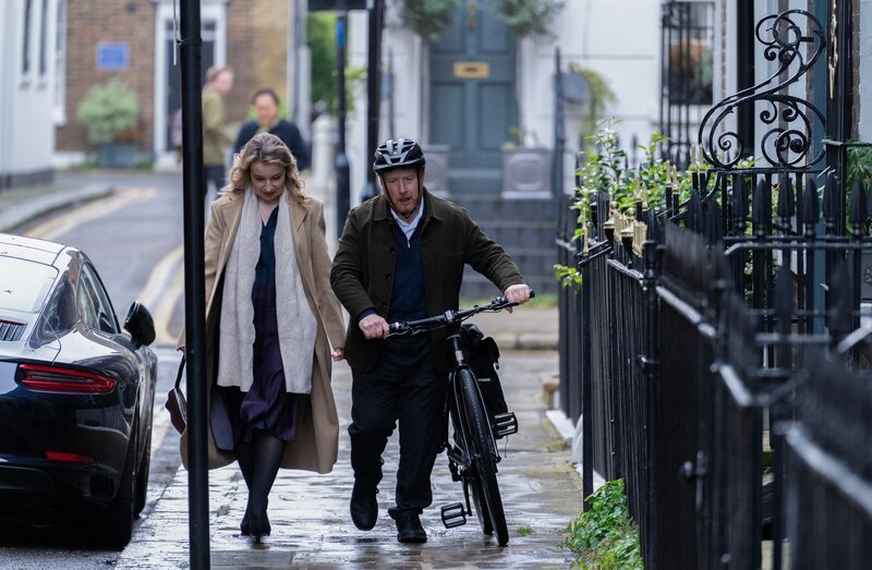 Astrid (Anamaria Marinca) will trotz aller Differenzen ihre Beziehung zu Max (Adrian Scarborough) retten und schlägt eine Sitzung bei einer Paartherapeutin vor. – Bild: Gary Moyes/​BBC Studios/​Acorn Media Enterprises /​ ZDF