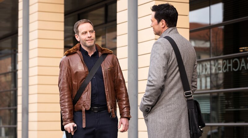 Dr. Ina Schulte (Isabell Gerschke) und Dr. Philipp Brentano (Thomas Koch) haben gerade erfahren, dass Sarah Marquardt und Philipps Frau Arzu mit einer Hochschwangeren im Fahrstuhl stecken geblieben sind. – Bild: MDR/​Saxonia Media/​Rudolf Wernicke