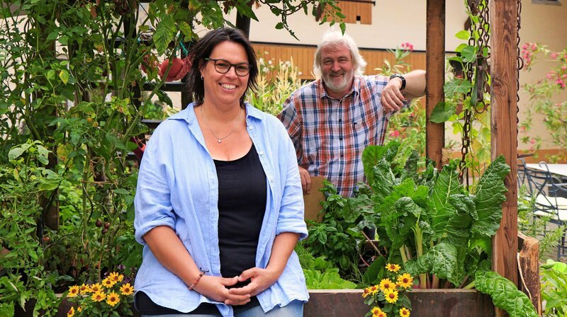 Maren Bornheimer-Schwalbach (li) bekommt Tipps vom SWR Gartenexperten Dr. Michael Ernst, Leiter der Staatsschule für Gartenbau in Stuttgart-Hohenheim. – Bild: SWR/​megaherz