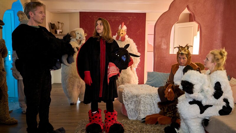 Marie (Katharina Wackernagel, M.) und Heino (Sebastian Schwarz, 2.v.r.) sprechen auf der Kuschelparty mit Luzia (Eva Verena Müller, r.) und Steffen (Matthias Bundschuh, l.). – Bild: WDR Mediagroup GmbH