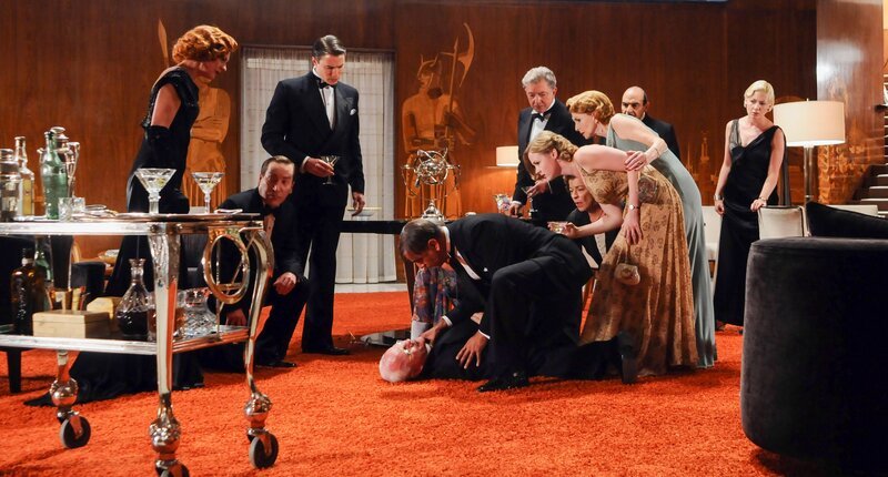 Im Bild (v.li.): Anastasia Hille (Cynthia Dacres), Ronan Vibert (Captain Dacres), Tom Wisdom (Oliver Manders), Nigel Pegram (Reverend Babbington), Art Malik (Sir Bartholomew Strange), Martin Shaw (Sir Charles Cartwright), Kimberley Nixon (Egg), Suzanne Bertish (Miss Milray), Jane Asher (Lady Mary), David Suchet (Hercule Poirot), Kate Ashfield (Miss Wills). – Bild: ORF/​ITV Studios Global Entertainment/​Karen Thrussel