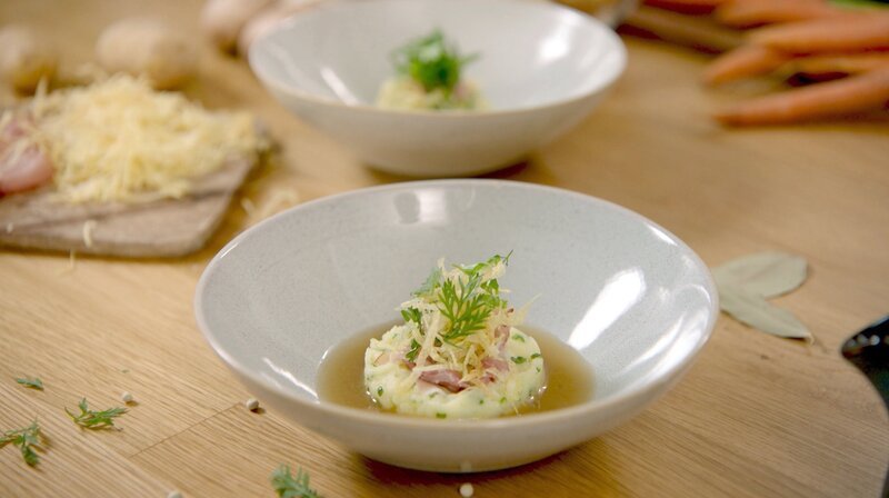 Raffiniertes Dreierlei von der Kartoffel: Kartoffelstampf mit Kartoffelschalensud und knusprigem Kartoffelstroh. Zu Gast bei Yvonne Willicks ist Spitzenkoch Jaspar Wcislo aus Düsseldorf. – Bild: WDR/​2bild GmbH/​Anja Tanas