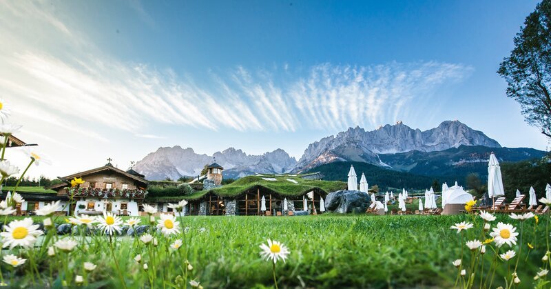 Das Bio- und Wellnesshotel Stanglwirt mit Panorama – Bild: ServusTV /​ Degn Film