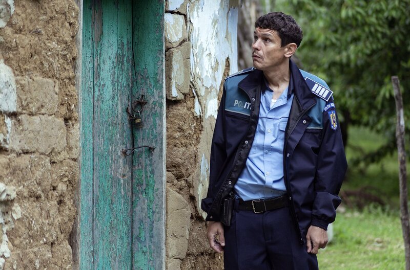 Dorfpolizist Ilie (Iulian Postelnicu) ist mehr auf ein ruhiges Leben als auf die Unterbindung kriminellen Treibens bedacht. – Bild: MDR/​Tangaj Production
