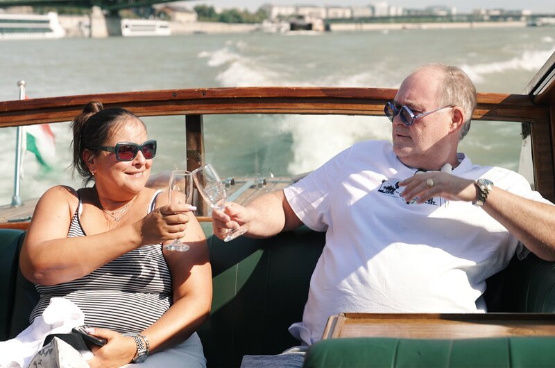 Waldi und Sonja stoßen auf ein paar schöne freie Tage an. – Bild: Warner Bros. Deutschland /​ ZDF