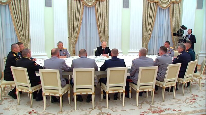 Wladimir Putin wird im Dezember 1999, vor 25 Jahren, zum Präsidenten. Seitdem ist er der starke Mann Russlands. Die Doku erzählt von den Stationen seiner Karriere, von seinem Weltbild. Das Psychogramm eines Mächtigen. Hier blicken nicht westliche Beobachter auf Putin, sondern Menschen aus Russland. Ein Blick aus der Distanz des Exils. Sie haben ihre Heimat verlassen, um Repressalien zu entgehen. – Treffen von Putin mit Militärangehörigen im Kreml am 7. Mai 2024. – Bild: rbb Wladimir Putin wird im Dezember 1999, vor 25 Jahren, zum Präsidenten. Seitdem ist er der starke Mann Russlands. Die Doku erzählt von den Stationen seiner Karriere, von seinem Weltbild. Das Psychogramm eines Mächtigen. Hier blicken nicht westliche Beobachter auf Putin, sondern Menschen aus Russland. Ein Blick aus der Distanz des Exils. Sie haben ihre Heimat verlassen, um Repressalien zu entgehen. – Treffen von Putin mit Militärangehörigen im Kreml am 7. Mai 2024. – Bild: rbb