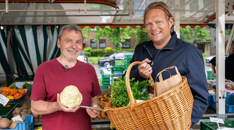 Frisches Gemüse kauft Björn Freitag (re.) mit Udo Jostes (li.) auf dem Wochenmarkt. – Bild: WDR/​SolisTV/​Melanie Grande