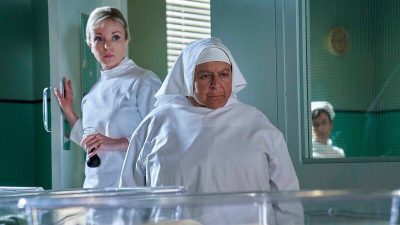 Trixie Franklin (Helen George, l.) und Mother Mildred (Miriam Margolyes, r) – Bild: AXN White